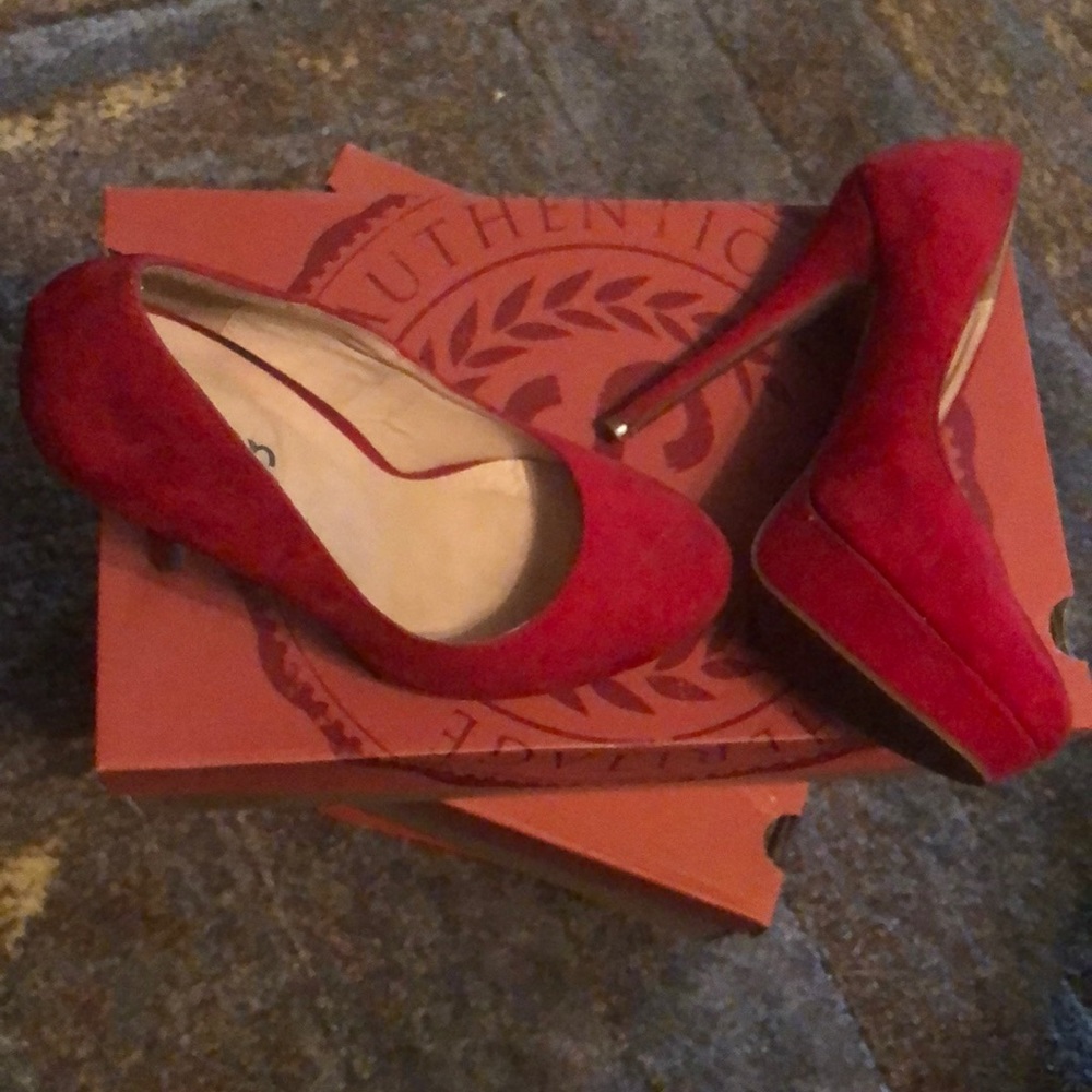 Deb size 9 heels/pumps